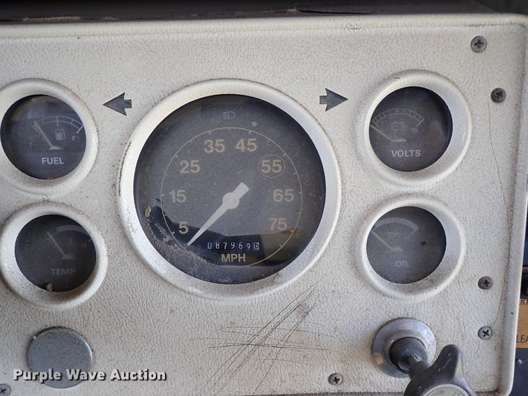 image for item DF1173 1992 Ford B700 school bus