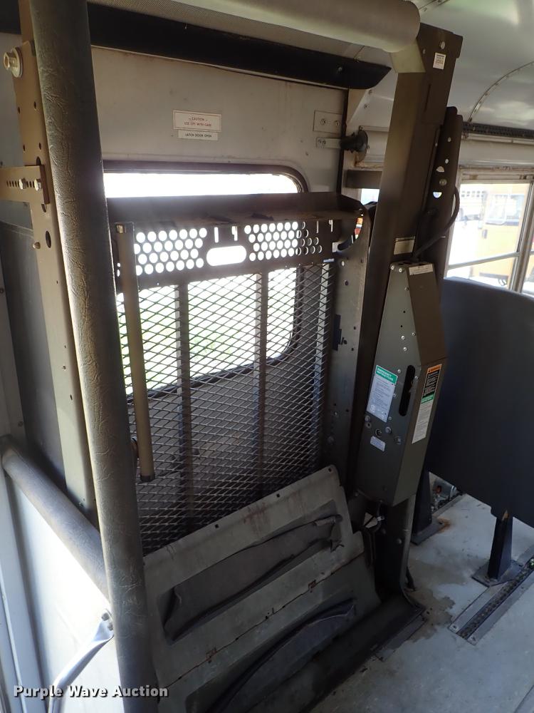 image for item DF1173 1992 Ford B700 school bus