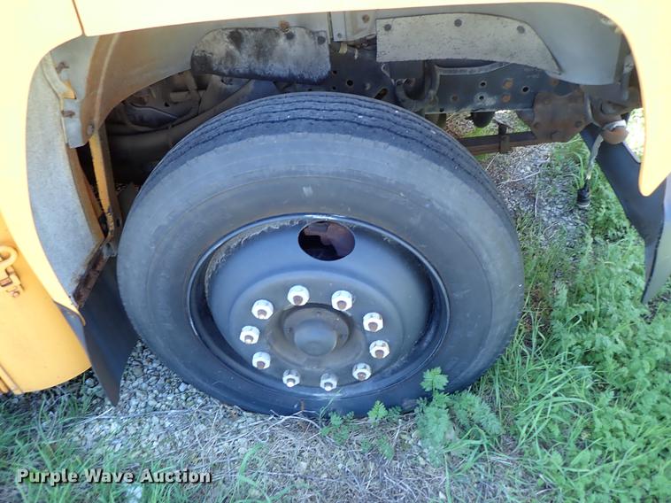 image for item DF1173 1992 Ford B700 school bus