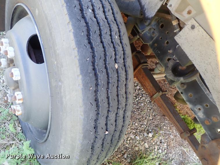 image for item DF1173 1992 Ford B700 school bus