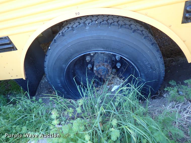 image for item DF1173 1992 Ford B700 school bus