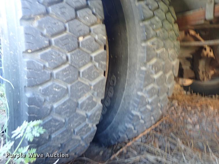 image for item DF1173 1992 Ford B700 school bus