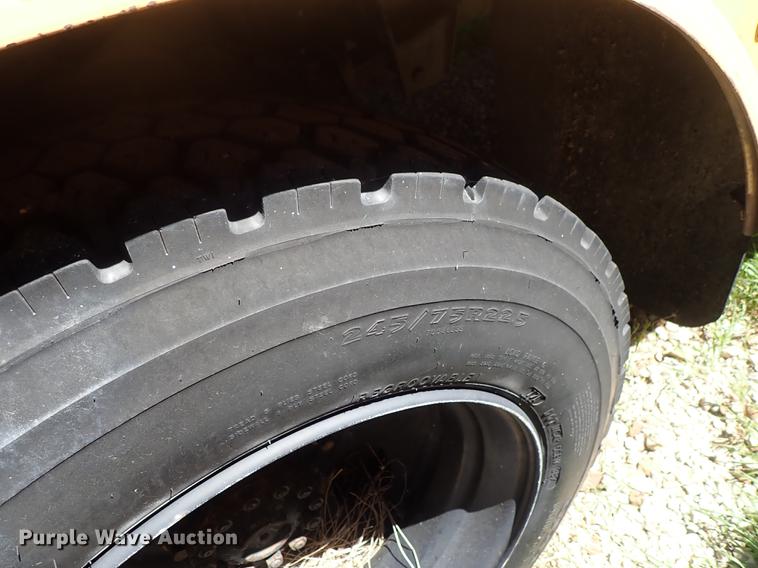 image for item DF1173 1992 Ford B700 school bus