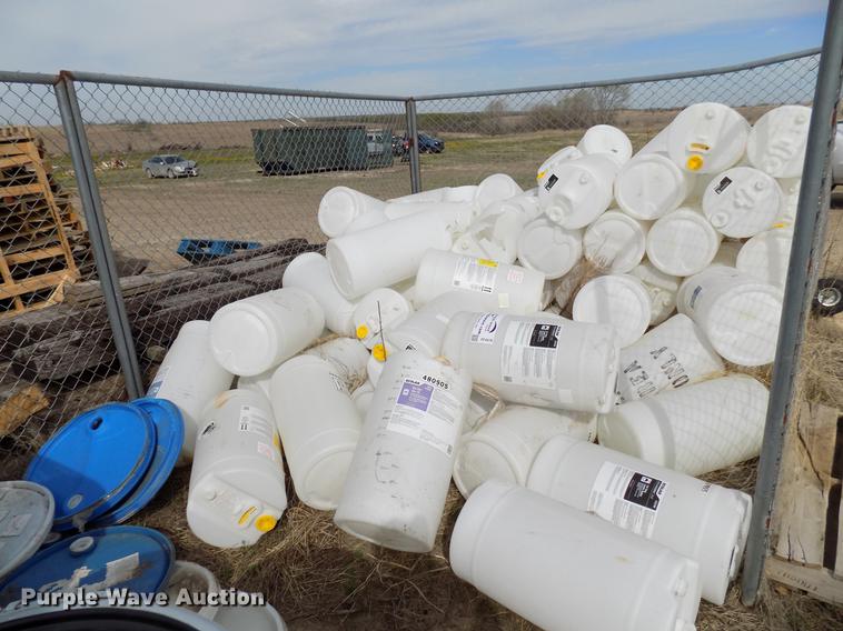 image for item DF4476 15 gallon plastic barrels