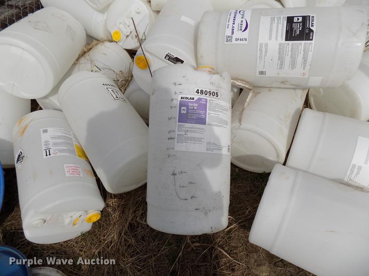 image for item DF4476 15 gallon plastic barrels