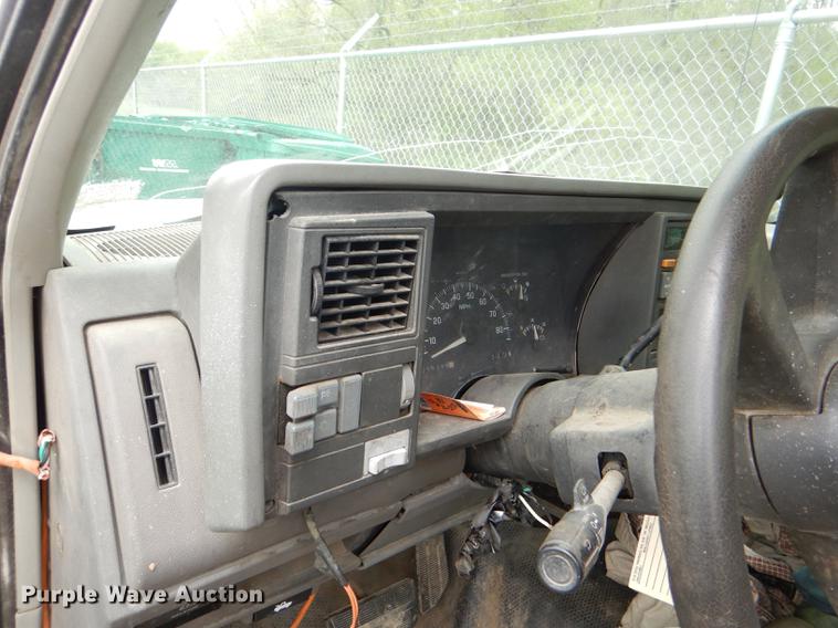 image for item DG0934 1994 GMC Sierra C1500 pickup truck