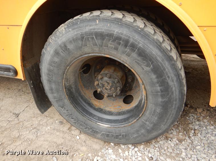 image for item DG0995 2006 Freightliner B2 Thomas school bus