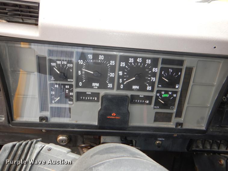 image for item DG1042 1998 International Mid Bus 3400 school bus