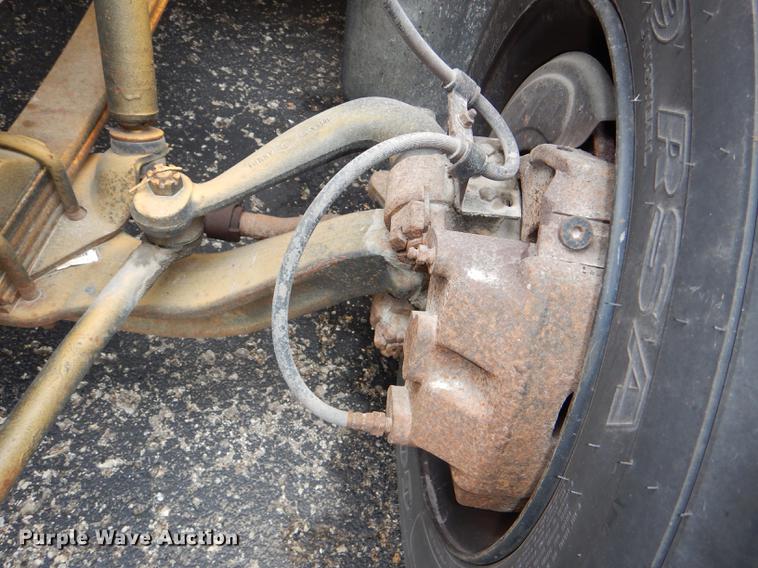 image for item DG1042 1998 International Mid Bus 3400 school bus