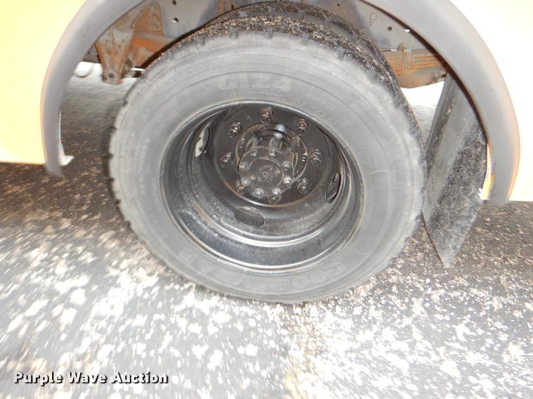 image for item DG1042 1998 International Mid Bus 3400 school bus