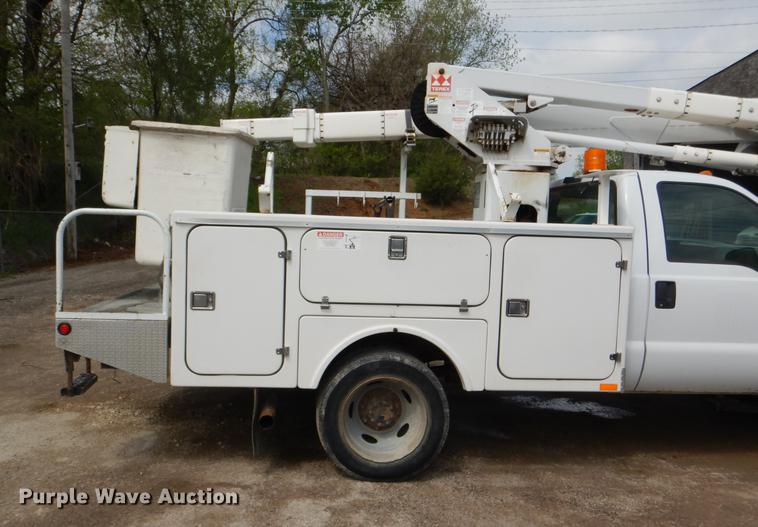 image for item DG1055 2004 Ford F550 Super Duty XL bucket truck