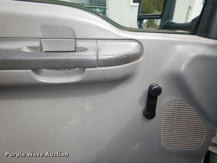 image for item DG1055 2004 Ford F550 Super Duty XL bucket truck