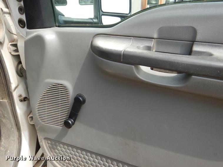 image for item DG1055 2004 Ford F550 Super Duty XL bucket truck