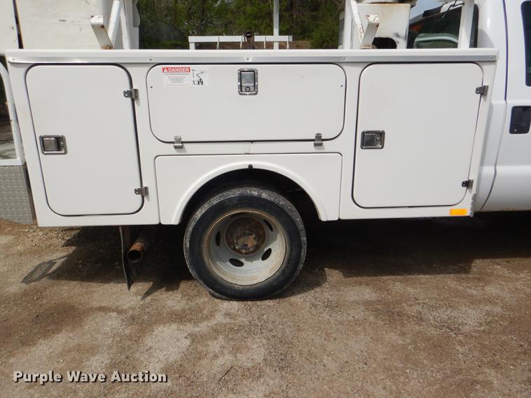 image for item DG1055 2004 Ford F550 Super Duty XL bucket truck