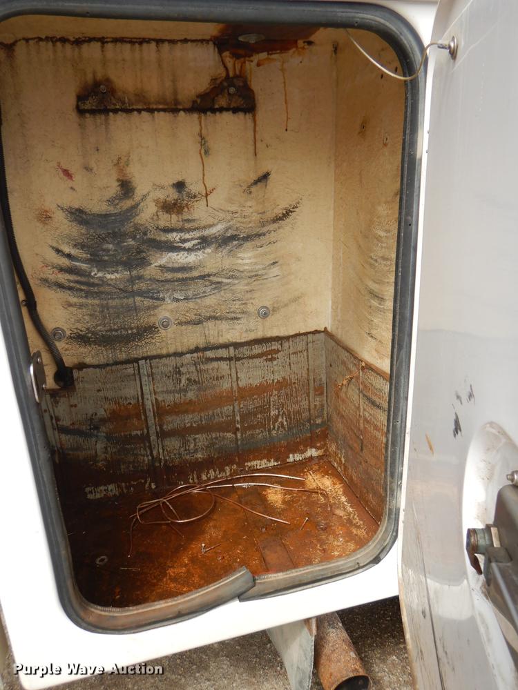 image for item DG1055 2004 Ford F550 Super Duty XL bucket truck