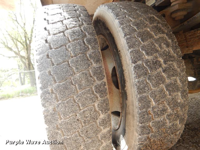 image for item DG1055 2004 Ford F550 Super Duty XL bucket truck