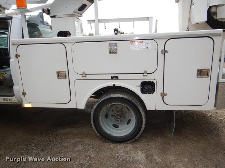 image for item DG1055 2004 Ford F550 Super Duty XL bucket truck