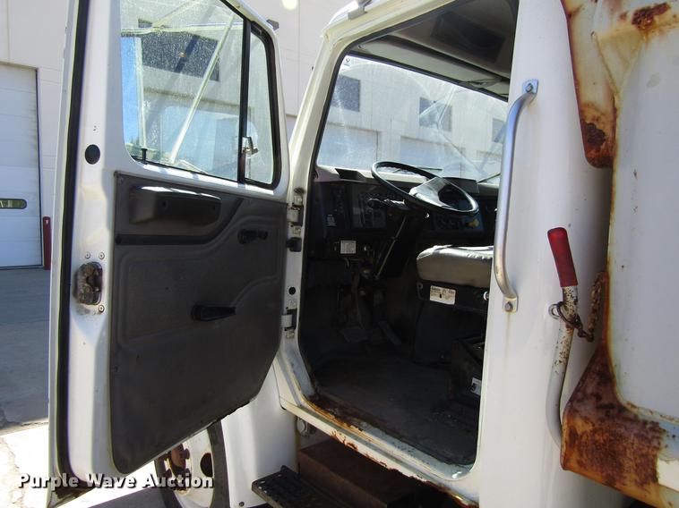 image for item EU9620 1999 International 4900 dump truck