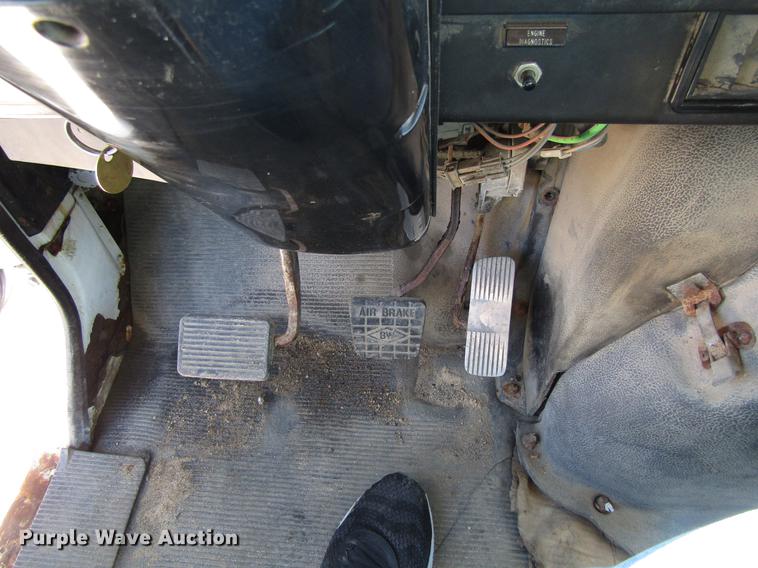 image for item EU9620 1999 International 4900 dump truck