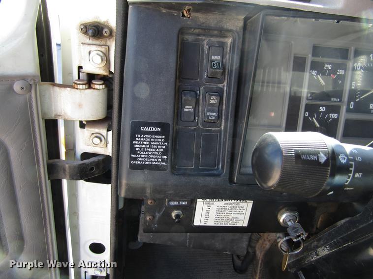 image for item EU9620 1999 International 4900 dump truck