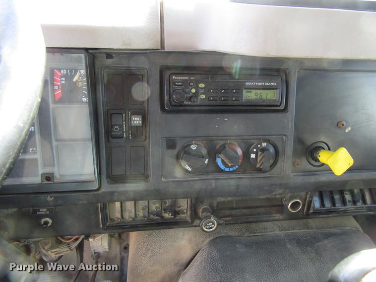 image for item EU9620 1999 International 4900 dump truck