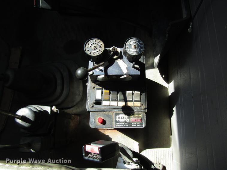 image for item EU9620 1999 International 4900 dump truck