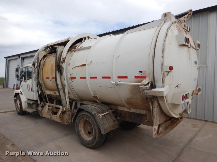 image for item FG9259 2000 Freightliner FL70 Business Class refuse truck