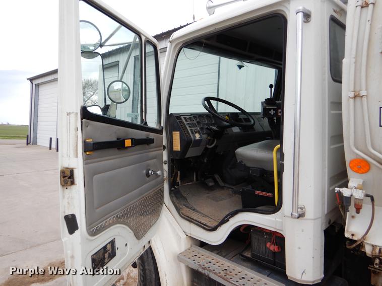 image for item FG9259 2000 Freightliner FL70 Business Class refuse truck