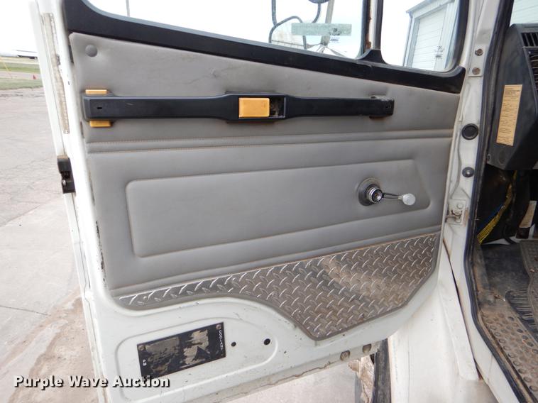 image for item FG9259 2000 Freightliner FL70 Business Class refuse truck