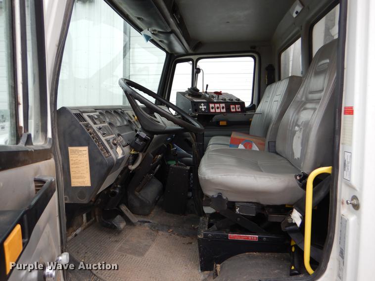 image for item FG9259 2000 Freightliner FL70 Business Class refuse truck