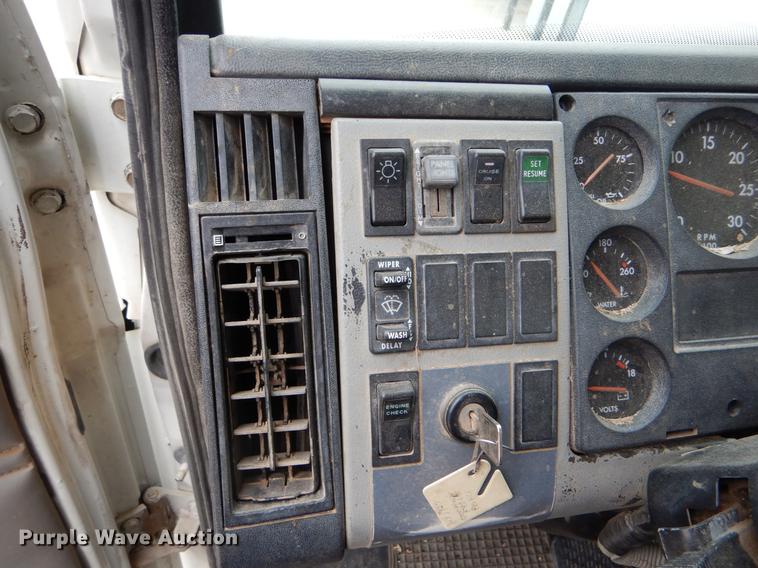 image for item FG9259 2000 Freightliner FL70 Business Class refuse truck