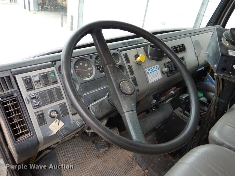 image for item FG9259 2000 Freightliner FL70 Business Class refuse truck