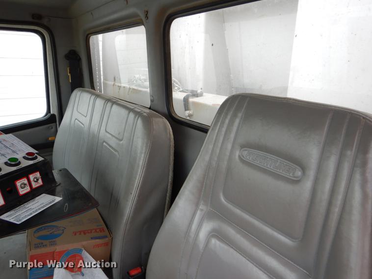 image for item FG9259 2000 Freightliner FL70 Business Class refuse truck