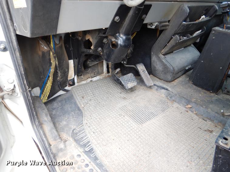 image for item FG9259 2000 Freightliner FL70 Business Class refuse truck