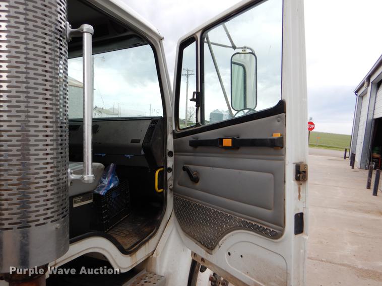 image for item FG9259 2000 Freightliner FL70 Business Class refuse truck