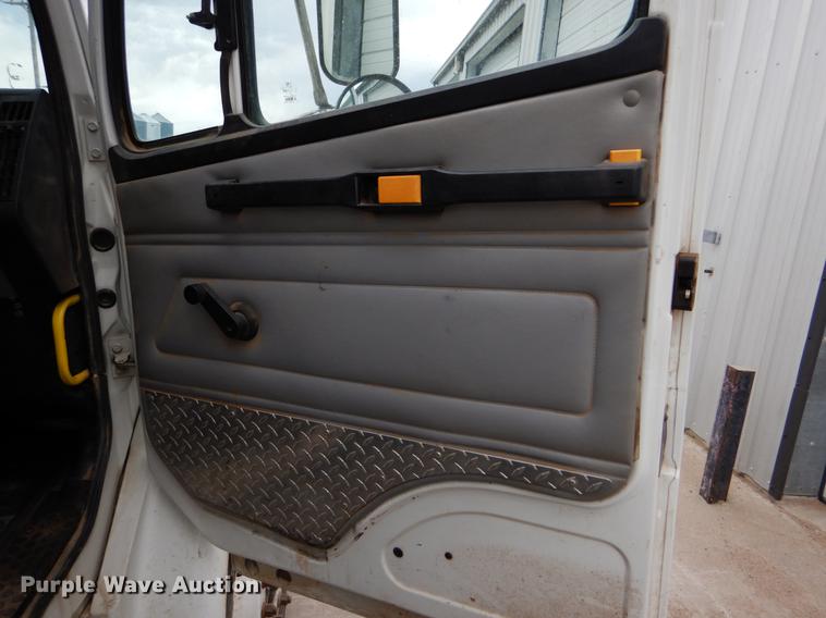 image for item FG9259 2000 Freightliner FL70 Business Class refuse truck