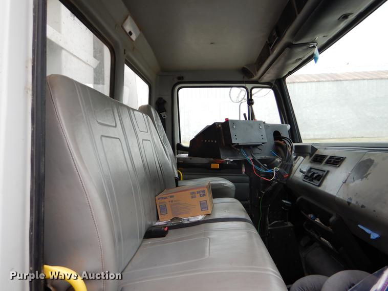 image for item FG9259 2000 Freightliner FL70 Business Class refuse truck