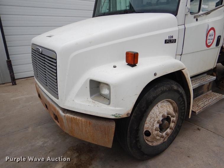 image for item FG9259 2000 Freightliner FL70 Business Class refuse truck