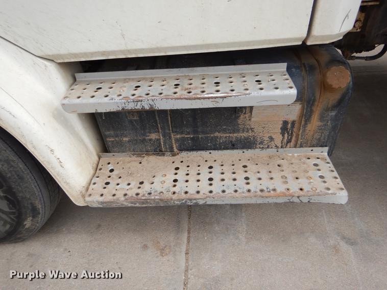 image for item FG9259 2000 Freightliner FL70 Business Class refuse truck