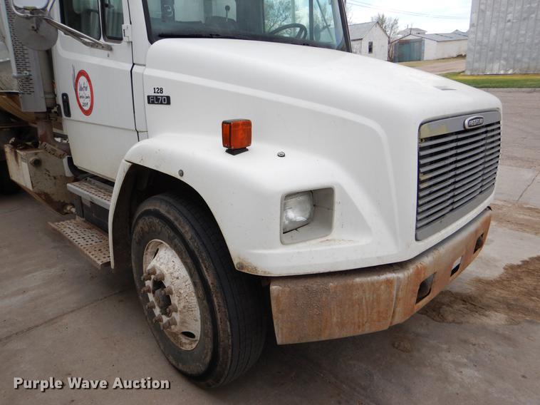 image for item FG9259 2000 Freightliner FL70 Business Class refuse truck