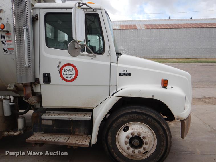 image for item FG9259 2000 Freightliner FL70 Business Class refuse truck