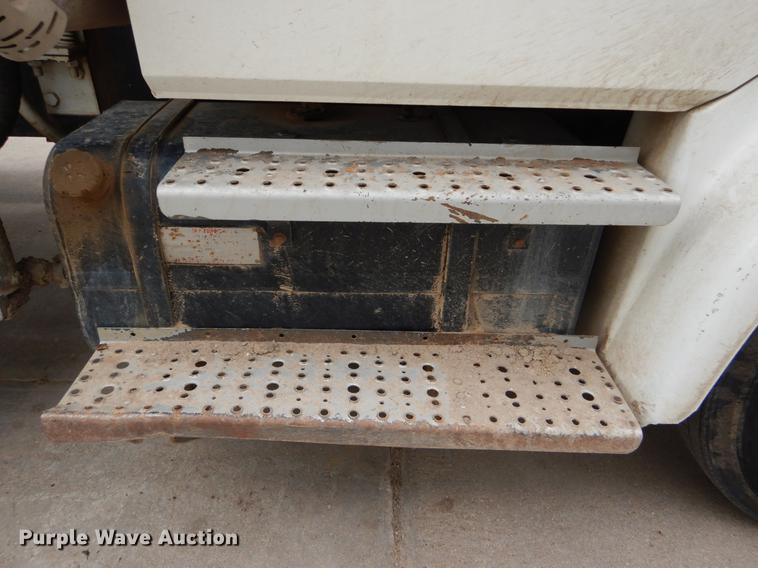 image for item FG9259 2000 Freightliner FL70 Business Class refuse truck