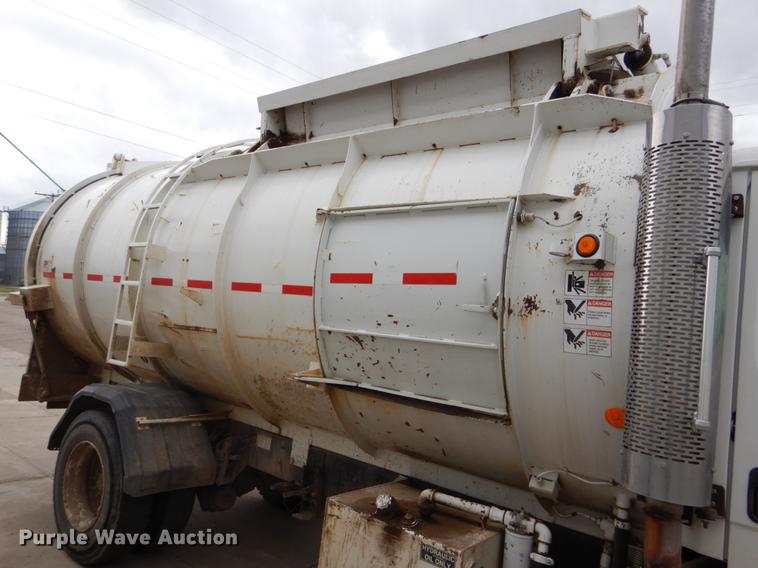 image for item FG9259 2000 Freightliner FL70 Business Class refuse truck