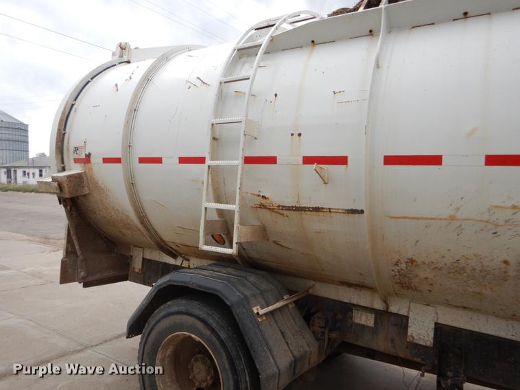 image for item FG9259 2000 Freightliner FL70 Business Class refuse truck