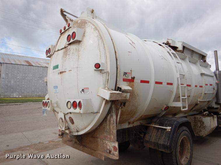 image for item FG9259 2000 Freightliner FL70 Business Class refuse truck