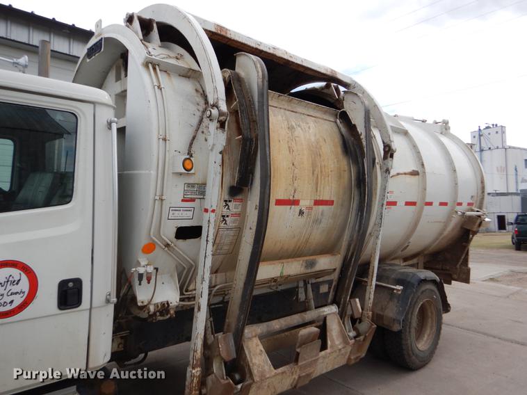 image for item FG9259 2000 Freightliner FL70 Business Class refuse truck