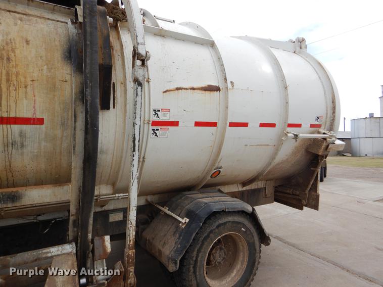 image for item FG9259 2000 Freightliner FL70 Business Class refuse truck