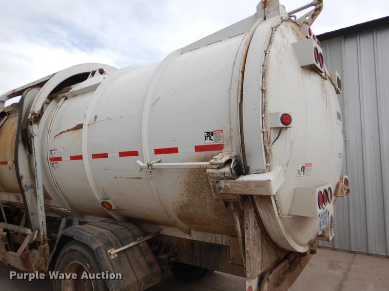 image for item FG9259 2000 Freightliner FL70 Business Class refuse truck