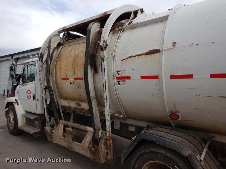 image for item FG9259 2000 Freightliner FL70 Business Class refuse truck