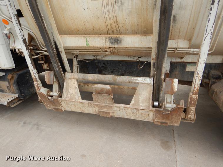 image for item FG9259 2000 Freightliner FL70 Business Class refuse truck